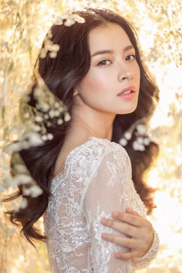Những bộ cánh sang trọng theo kịp xu hướng với chất liệu ren mỏng gợi cảm.