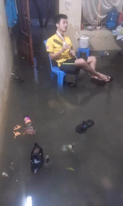 Sinh viên đã quen sống chung với lụt. Ảnh: FB Lân.