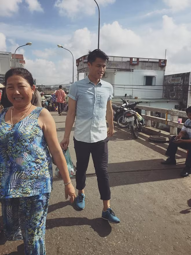Mới đây, Kỳ Hân đăng tải hình ảnh Mạc Hồng Quân xách đồ cho mẹ cô đi chợ tại quê nhà. Đồng thời, cô nàng không quên nói xấu chồng: “Nhìn cái tướng đi là biết lười rồi. Đi chợ xách đồ ăn cho mẹ vợ có tí xíu thôi mừ”.