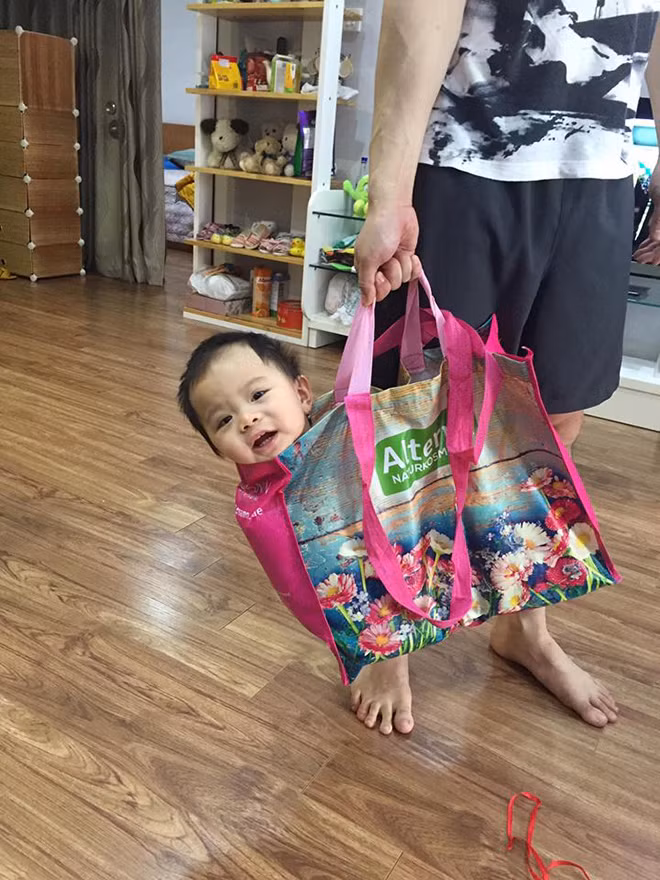 Không chỉ xách đồ cho mẹ vợ đi chợ mà Mạc Hồng Quân còn thích thú chơi với cháu của Kỳ Hân.