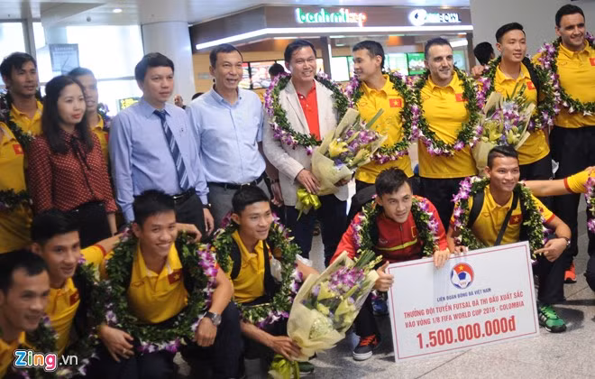 Nhằm ghi nhận sự đóng góp của toàn đội, Liên đoàn bóng đá Việt Nam (VFF) trao tặng 1,5 tỷ đồng tiền thưởng cho đoàn futsal VN.