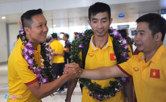 Tuyển thủ futsal Việt Nam bắt tay nhau thật chặt, khi nhóm cầu thủ ở Hà Nội phải sớm chia tay cả đoàn.