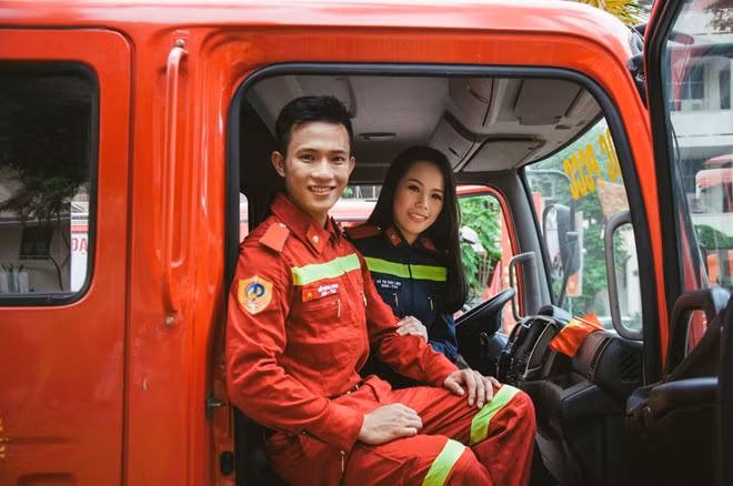 Đỗ Thành Long (22 tuổi) và Hà Thị Thùy Liên (21 tuổi) có tài ca hát. Cả hai từng song ca những ca khúc cách mạng, có sức lôi cuốn sinh viên Đại học Phòng cháy Chữa cháy.