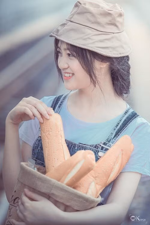 “Hot girl ban banh my” xinh dep thu hut nguoi di duong