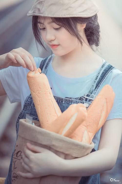 Chiếc Jumpsuit bò và kiểu tóc tết dễ thương khiến người xem liên tưởng đến cô gái bán bánh mỳ rất "tiểu thư".