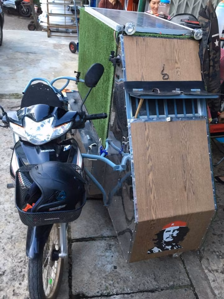 Điều đáng nói là anh chàng phượt thủ Đức này đã đi qua 4 nước chỉ với một chiếc xe máy và một ngôi nhà nhỏ do anh tự thiết kế và dựng nên. Ngôi nhà nhỏ này được gắn vào ngay bên cạnh chiếc xe, để cùng anh rong ruổi trên những chặng đường.