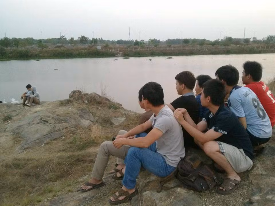 Trai tre quy goi cau xin co gai giua duong gay xon xao-Hinh-4