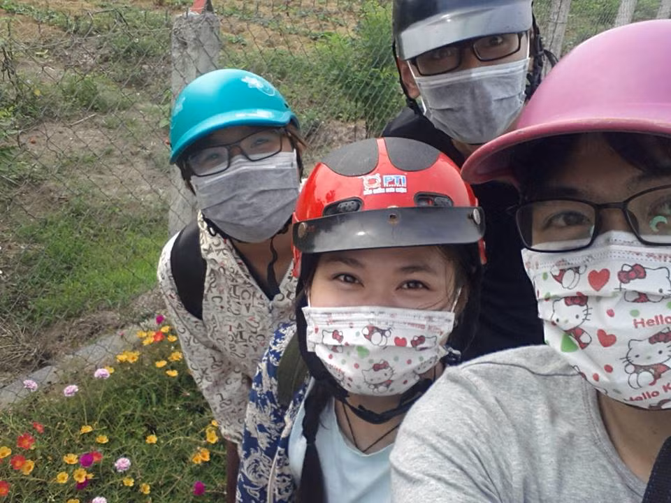 Nhiều bạn khi đi qua con đường hoa ở Nam Định cũng phải cố nán lại ít phút để thưởng hoa, chụp ảnh.