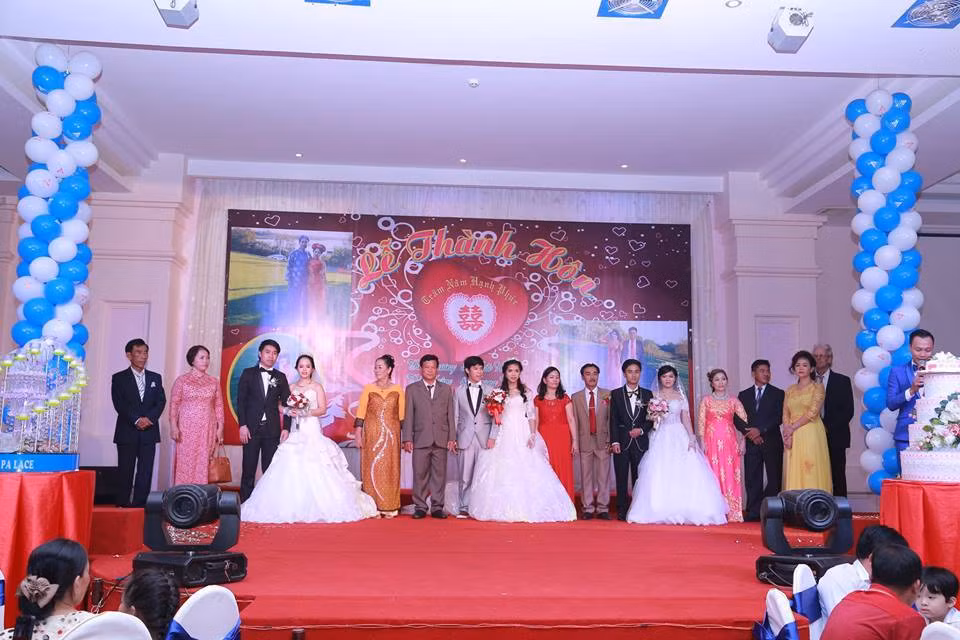 Bố mẹ của ba cô dâu - chú rể xúc động khi đứng trên lễ đài nghe MC đọc lời chúc phúc con mình.
