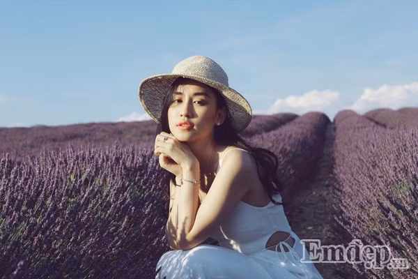 Nhóm Phương Thảo xuất phát từ Paris đến thành phố Marseille, sau đó nhận xe ô tô đã thuê từ trang web ouicar - một trang web chuyên cho thuê xe khá phổ biến tại Pháp.