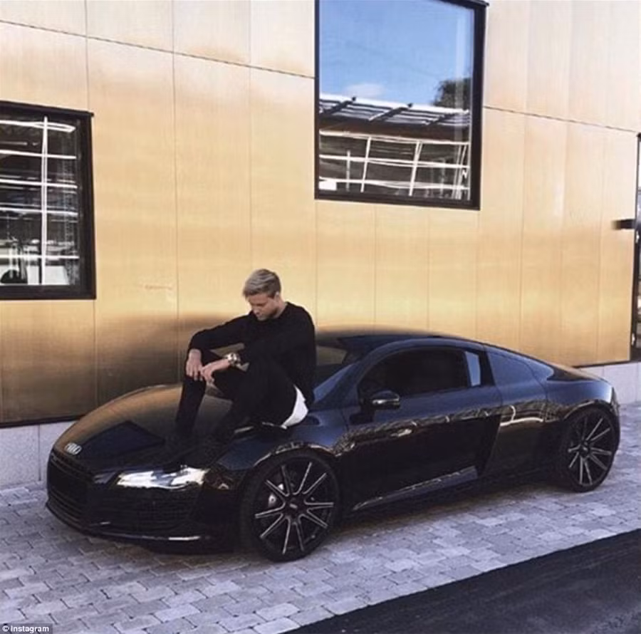 Marcus Wetterheim khoe chiếc Audi R8 mới cứng bằng cách ngồi chễm chệ trên mui xe.