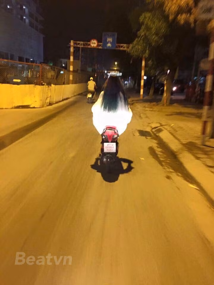 Thời trang trông như "ma" của thiếu nữ trên đường phố khiến nhiều người phải giật mình.
