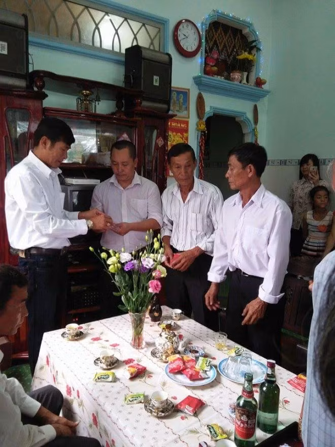 “Em sợ anh ấy buồn khi không có em chị ạ. Còn bây giờ thì mọi thứ đã thay đổi khác hẳn rồi. Em sợ những gì đã hứa hẹn chưa thành hiện thực thì ở nơi đó anh ấy sẽ rất buồn. Tất cả những gì em đã từng làm là em muốn anh ấy vui khi có mặt em ở đó, bây giờ cũng vậy. Hứa sẽ cưới nhau thành vợ thành chồng. Anh ấy hứa anh ấy về sẽ cưới em. Nhưng ông trời đã sắp đặt mọi chuyện như thế này, thì bây giờ em vẫn là cô dâu của anh ấy. Em rất hạnh phúc khi làm những điều này", Thư chia sẻ.