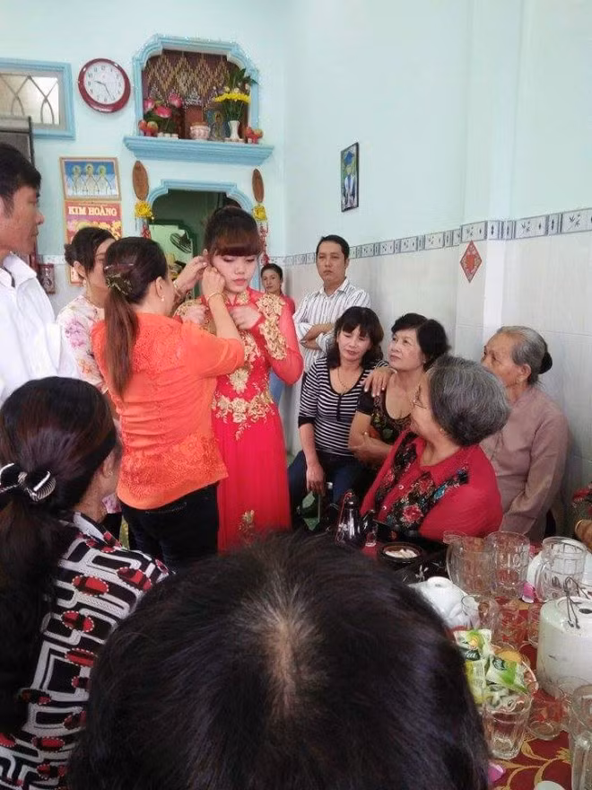 Trong đám cưới ai ai cũng vui vẻ. Có lẽ đối với mọi người, chú rể vẫn luôn sống mãi trong trái tim