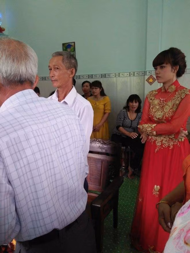 Và như những gì đã hứa hẹn, đám cưới hạnh phúc của đôi bạn trẻ vẫn diễn ra trong sự chúc phúc của tất cả mọi người. Dù trong đám cưới không có sự hiện diện của chú rể nhưng ai ai cũng cười tươi. Có lẽ, mọi người đều tin rằng, ở một nơi xa nào đó, chàng trai vẫn luôn dõi theo và đang mỉm cười hạnh phúc trong ngày vui của mình.
