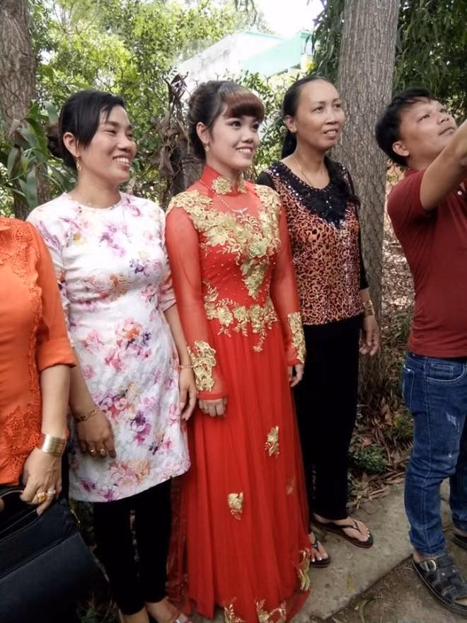 “Mình ko quen bạn nhưng khi biết được câu chuyện của bạn mình rất cảm động và khâm phục bạn… Bạn là 1 người phụ nữ mạnh mẽ và sẽ không có 1 người phụ nữ nào có thể như bạn… Tôi chúc bạn mãi hạnh phúc. Anh ấy sẽ luôn ở bên cạnh bạn", bạn Trần Xuân Quỳnh gửi lời chúc.