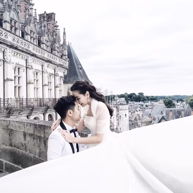Nữ MC VTV còn sở hữu ngoại hình xinh đẹp và chiều cao lý tưởng: 1m72. Mới đây, cô nàng khiến người hâm mộ "phát sốt" trước thông tin sắp theo chồng về dinh.