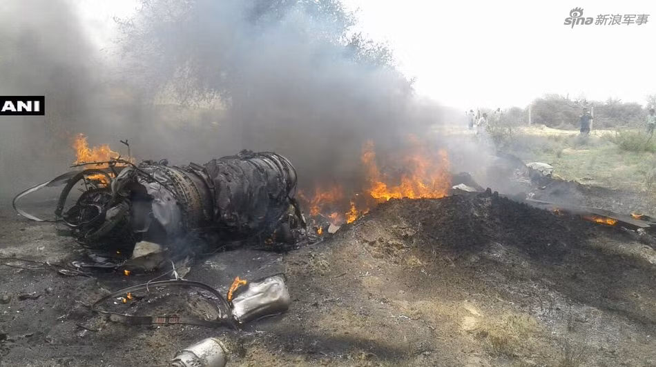 Mới đây, các hình ảnh thảm khốc hiện trường chiếc tiêm kích MiG-23 của Không quân Ấn Độ (IAF) gặp nạn trong khi đang bay huấn luyện hôm 6/7 đã được đăng tải. Nguồn ảnh: ANI