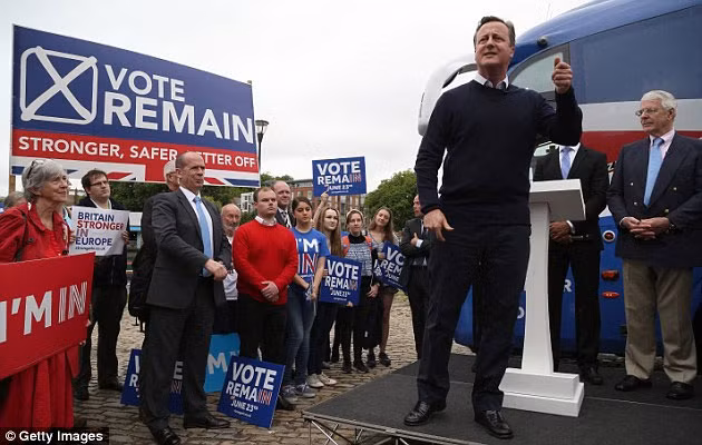 Cũng trong ngày 22/6, đương kim Thủ tướng Anh David Cameron cũng tới một loạt địa điểm để vận động mọi người ở lại EU. Ảnh: Ông Cameron cùng cựu Thủ tướng John Major tới Bristol đang kêu gọi mọi người bỏ phiếu ở lại.