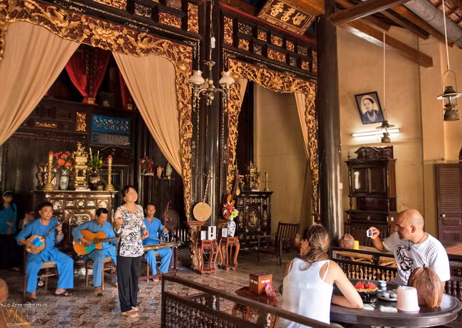 Đặc biệt, với không gian rộng lớn trong nhà, các chương trình đờn ca tài tử vẫn diễn ra liên tục nhằm phục vụ nhu cầu thưởng thức “món đặc sản” không thể thiếu của người miền Tây dành cho du khách. Hoạt động này đã phần nào phản ánh được nét sinh hoạt văn hóa tinh thần của người dân nơi đây. Ảnh: VPN.