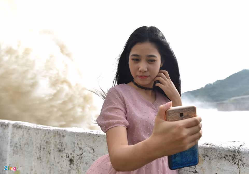 Giống như đa số du khách, Hạnh đến từ Hòa Bình cũng tranh thủ chụp lại những khoảnh khắc ấn tượng.