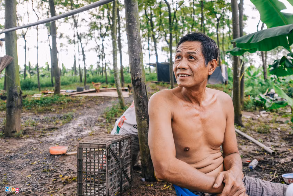 “Ở đây chúng tôi dùng nước ngầm là chính, nước ăn thì phải mua trên bờ, thiếu thốn nhất là điện, nhiều hôm nóng bức không có điện mà chạy quạt. Cũng may được mấy ngày nay mưa gió cũng mát mẻ hơn”, ông chia sẻ.