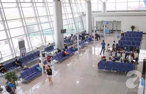 Về đường lăn, sân đậu đang quyết tâm xong trước năm 2018, đến 2019 sẽ xong nhà ga. Nhưng 2019 xong thì đến 2022 thì lại đầy công suất. “Có nghĩa là sân bay Tân Sơn Nhất không thể đảm đương được việc tăng trưởng hiện nay nên việc xây sân bay Long Thành vào 2025 đúng theo dự kiến là nhu cầu rất cấp bách. Rất mong đại biểu ủng hộ để tiến hành sớm dự án này”, Bộ trưởng Trương Quang Nghĩa tha thiết. Ảnh: afamily.vn.