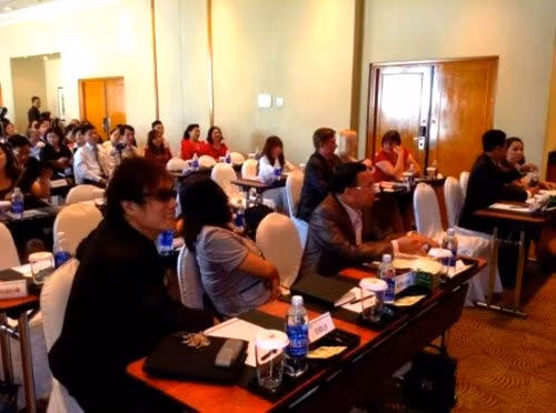  4. Kính mát 4 tỷ đồng Ngoài ra, đại gia Vũ Hữu Lợi đã từng bỏ ra 4 tỷ đồng sắm 1 chiếc kính mát được làm từ vật liệu quý nguyên khối như vàng 18K, palladium bạc hoặc bạch kim. Loại kính siêu sang này về Việt Nam có giá đắt nhất đến gần 5 tỷ đồng. Ảnh: Zing.