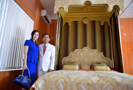  7. Giường 6 tỷ của đại gia Lê Ân Tối 26/1/2014, 2 người thợ của hãng sản xuất Savoir Beds (Anh) đã ráp hoàn chỉnh chiếc giường Royal Bed (giường Hoàng gia) cho đại gia Lê Ân ở Bà Rịa - Vũng Tàu. Chiếc giường được cho là đắt nhất thế giới này có giá 175.000 USD, cộng thêm phí đóng gói 1.920 USD và tiền vận chuyển bằng máy bay 9.600 USD. Về đến Việt Nam, ông Lê Ân phải đóng thêm thuế nhập khẩu gần 1,5 tỷ đồng. Tổng cộng, chiếc giường có giá gần 6 tỷ đồng. Ảnh: VietQ.