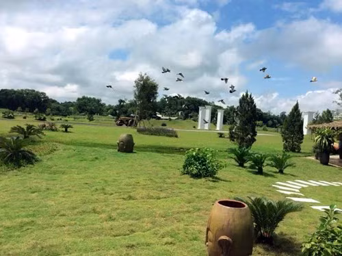 Theo chủ đầu tư, các công trình kiến trúc trong công viên Thiên Đức Vĩnh Hằng luôn nhấn mạnh các yếu tố về phong thủy tâm linh, tạo nên sự hội tụ giao cảm hài hòa giữa người trần thế và người đã khuất, đón nhận "khí thiêng" trời đất. Các diện tích phần mộ tại đây được bố trí hợp lý và thiết kế riêng biệt, khống chế chiều cao, chiều rộng, nhưng vẫn đáp ứng các yêu cầu đa dạng của khách hàng như: mộ đơn, mộ đôi, mộ doanh nhân, mộ gia đình, mộ dòng tộc... Ảnh: Tiền Phong.