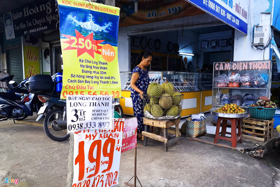 Nhưng dọc các tuyến đường đổ về khu vực Long Thành như quốc lộ 51, tỉnh lộ 25, ĐT 769... các công ty địa ốc, cá nhân vẫn treo bảng quảng cáo bán đất Long Thành với giá 1,7-3 triệu đồng/m2.