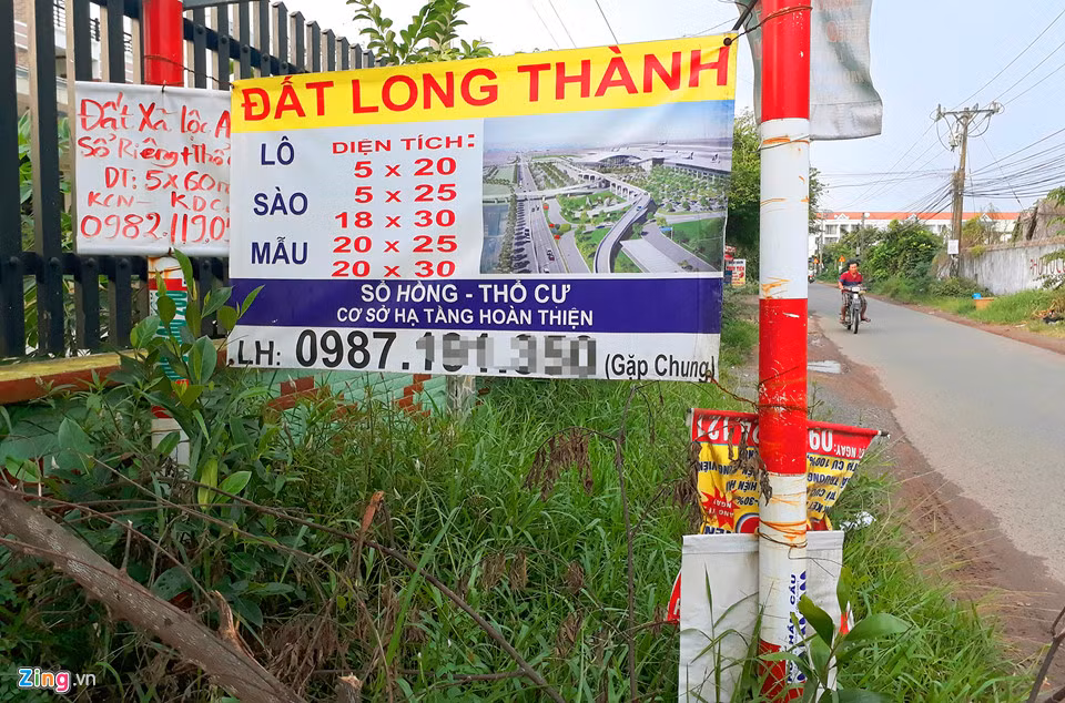 Nhiều bảng rao bán đất còn in cả hình sân bay Long Thành trong tương lai để thu hút sự chú ý.