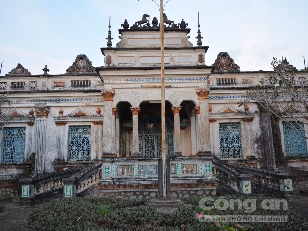  6. Nhà cổ Cầu Kè– Trà Vinh Nhà cổ Cầu Kè (hay nhà Huỳnh Kỳ) thuộc thị trấn Cầu Kè, huyện Cầu Kè, cách thành phố Trà Vinh khoảng 30km. Ảnh: Công an TPHCM.