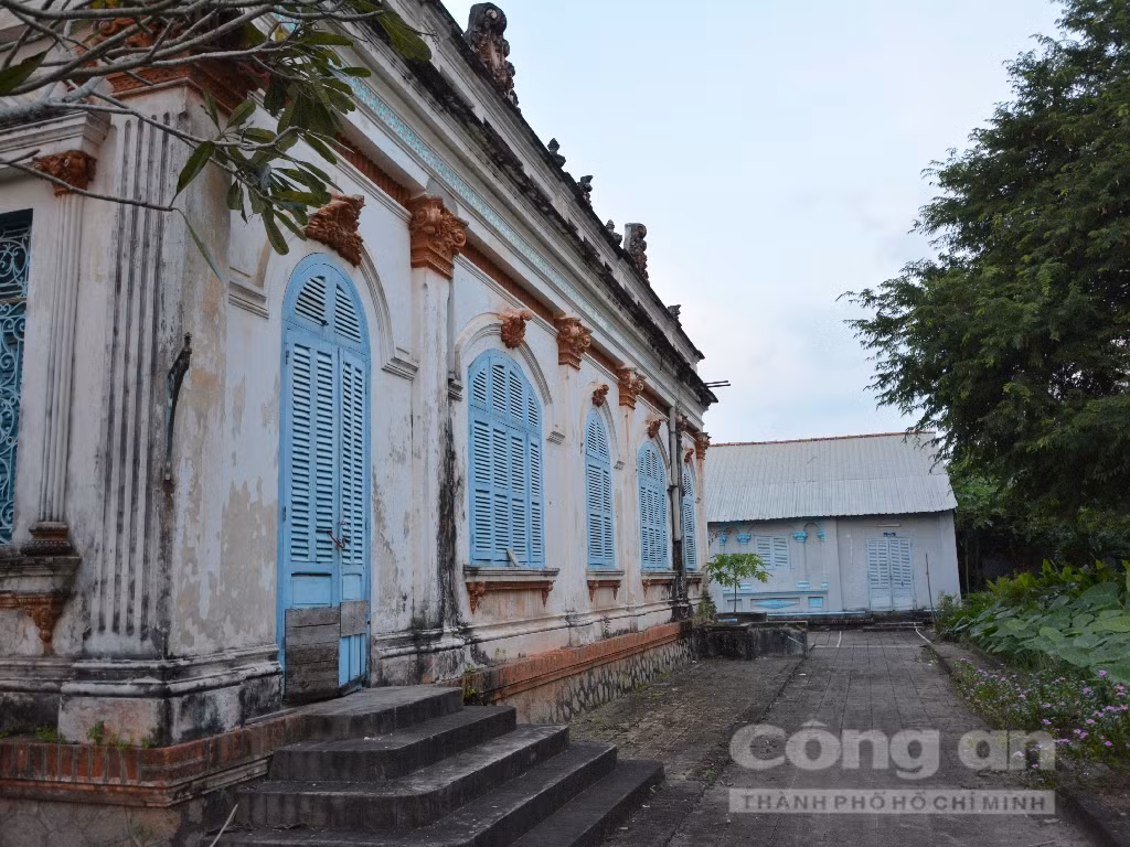Cũng như nhiều ngôi nhà cổ khác tại miền Tây, hầu hết, các vật dụng trong nhà cổ Cầu Kè được bố trí theo phong cách thuần Việt và có sự giao thoa rõ nét giữa hiện đại và truyền thống. Ảnh: Công an TPHCM.