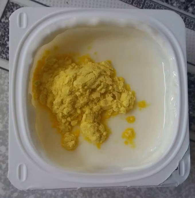 Ăn nghệ sữa chua và tinh bột nghệ mỗi ngày là cách giúp bạn sở hữu làn da căng mướt, trắng mịn nhanh chóng - Ảnh: Internet