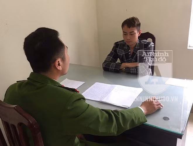 Nam Khang tại cơ quan điều tra. 18h ngày 6/3, anh được trở về nhà sau khi trình diện lấy lời khai. Ảnh: An Ninh Thủ Đô.