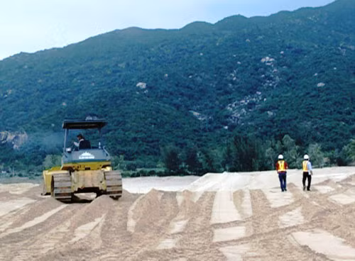Nguồn tin của Tiền Phong cho hay, UBND tỉnh Phú Yên vừa có văn bản giao các đơn vị liên quan thực hiện thủ tục cần thiết để thu hồi Giấy chứng nhận đăng ký đầu tư dự án Nhà máy lọc hóa dầu Vũng Rô. Quyết định này dựa theo đề xuất của Sở KH&amp;ĐT tỉnh Phú Yên. Ảnh: NLĐ.