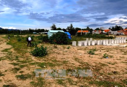 Theo đó, Phó Chủ tịch UBND tỉnh Phú Yên - ông Nguyễn Chí Hiến giao Ban quản lý (BQL) Khu kinh tế khẩn trương, chủ động liên hệ với Sở KH&amp;ĐT để tiếp nhận các hồ sơ liên quan đến dự án Nhà máy lọc hóa dầu Vũng Rô; và ra Quyết định thu hồi Giấy chứng nhận đăng ký đầu tư dự án của Cty TNHH Dầu khí Vũng Rô theo quy định. Ảnh: TTXVN.