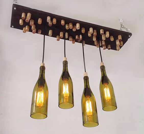 Kiểu đèn chùm vỏ chai bắt mắt phù hợp với dáng bàn tròn nhỏ. Ảnh: etsy.com.