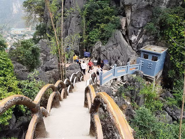 Ngoài sai phạm trên, được biết phía đầu tư xây dựng "Tràng An Cổ" đã tự ý bán vé tham quan cho du khách với mức giá 45.000 đồng/ người, đồng thời sử dụng đội ngũ hướng dẫn viên chưa được cấp phép. Ảnh: Thể thao Văn hóa.