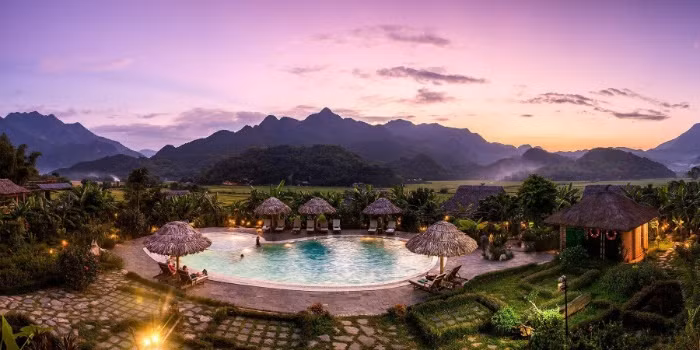  3. Thung lũng Mai Châu Thung lũng Mai Châu với không gian yên tĩnh và bình dị cũng rất hợp lý để các chàng đưa nàng đi nghỉ dưỡng dịp 8/3, với giá tour phổ biến 600.000 - 1 triệu đồng/người cho 2 ngày 1 đêm. Ảnh: mytour.vn.