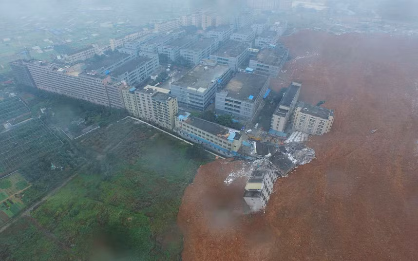 Toàn cảnh vụ lở đất được nhìn từ trên cao.