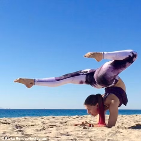 Bờ biển là một trong những địa điểm lý tưởng cho những ai muốn "khoe" động tác yoga điêu luyện.