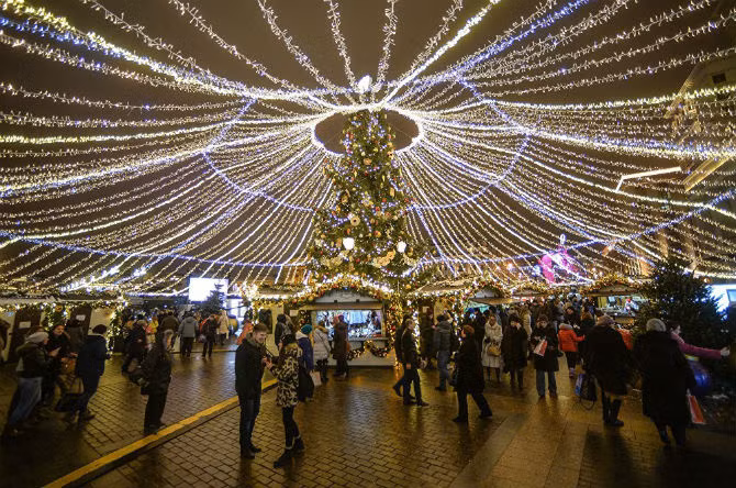 Người đi bộ tại hội chợ Giáng sinh trên phố Okhotny Ryad tại Moscow. Festival quốc tế "Ánh sáng Giáng sinh" tại Moskva Festival quốc tế "Ánh sáng Giáng sinh" tại Moskva Festival quốc tế "Ánh sáng Giáng sinh" tại Moskva Festival quốc tế "Ánh sáng Giáng sinh" tại Moskv