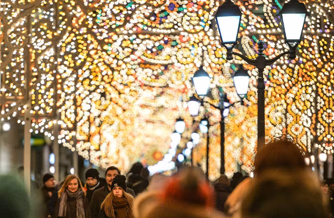 Người đi bộ trên phố Nikolskaya ở Moscow, nơi có nhiều đèn màu trang trí trong khuôn khổ Liên hoan quốc tế "Ánh sáng Giáng sinh". 