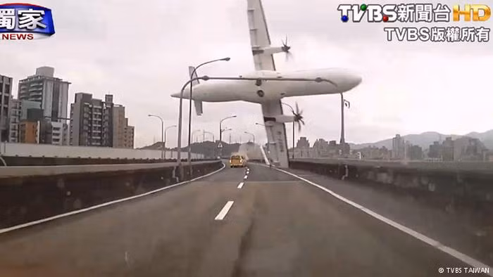 Ngày 4/2, một máy bay phản lực cánh quạt của hãng hàng không Đài Loan TransAsia Airways đã lao xuống một dòng sông ngay sau khi vừa cất cánh từ sân bay Đài Bắc, khiến 43 người thiệt mạng.