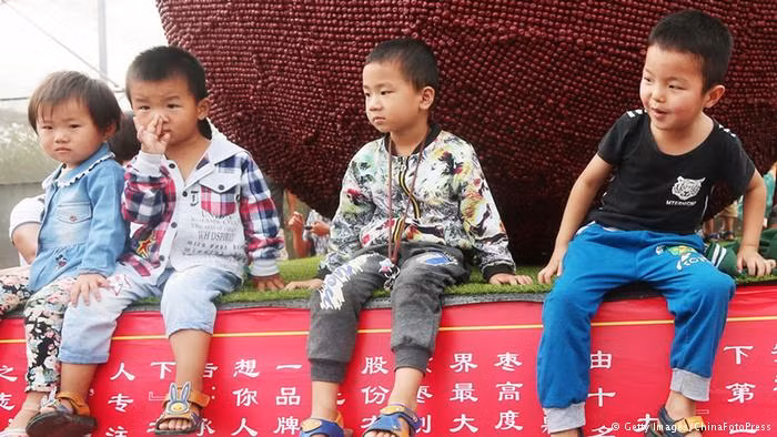 Ngày 29/10: Trung Quốc đã quyết định bãi bỏ chính sách một con vốn được áp dụng từ năm 1979 nhằm kiểm soát dân số.