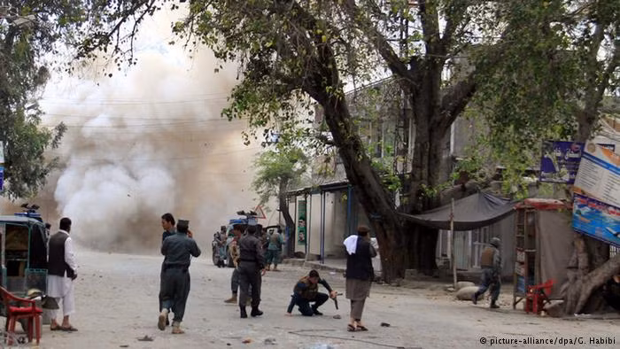 Ngày 18/4: Tại thành phố Jalalabad, miền đông Afghanistan, hơn 30 dân thường thiệt mạng trong một vụ đánh bom tự sát do phiến quân IS thực hiện. Đây là lần đầu tiên phiến quân IS thực hiện vụ tấn công khủng bố ở quốc gia Châu Á này.