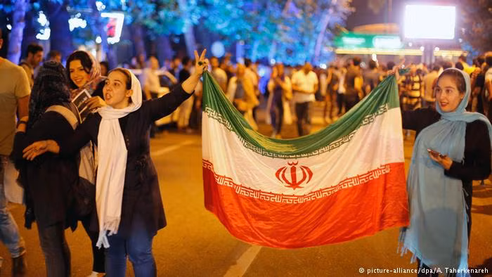 Ngày 14/7: Thỏa thuận hạt nhân lịch sử giữa Iran và nhóm P5+1 gồm Mỹ, Nga, Anh, Pháp, Trung Quốc và Đức đã đạt được tại Vienna (Áo), sau nhiều năm bền bỉ đàm phán.