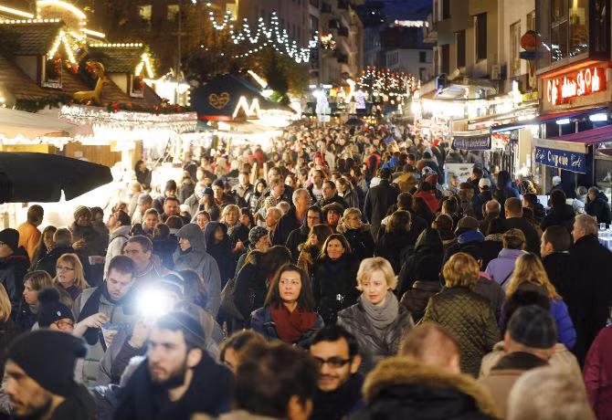 Hàng nghìn người chen chúc tại khu chợ Giáng sinh ở Frankfurt, Đức, ngày 12/12.